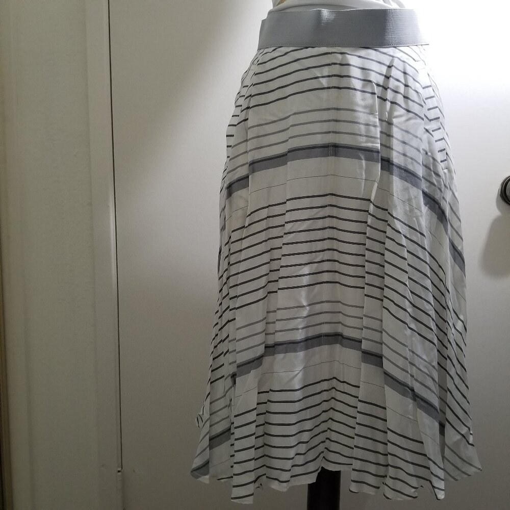 Barneys New York Brand White, gray strips skirt, mid-length, size 4